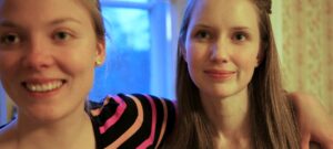 Sitran blogin kuva 2016 2 hymyilevä tyttöä kaulakkain